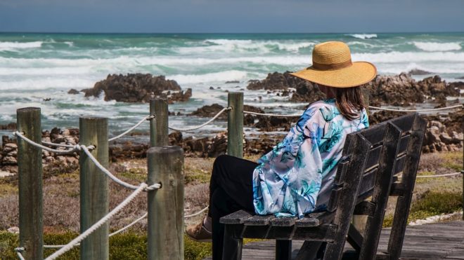 woman-sitting-1232880_1280